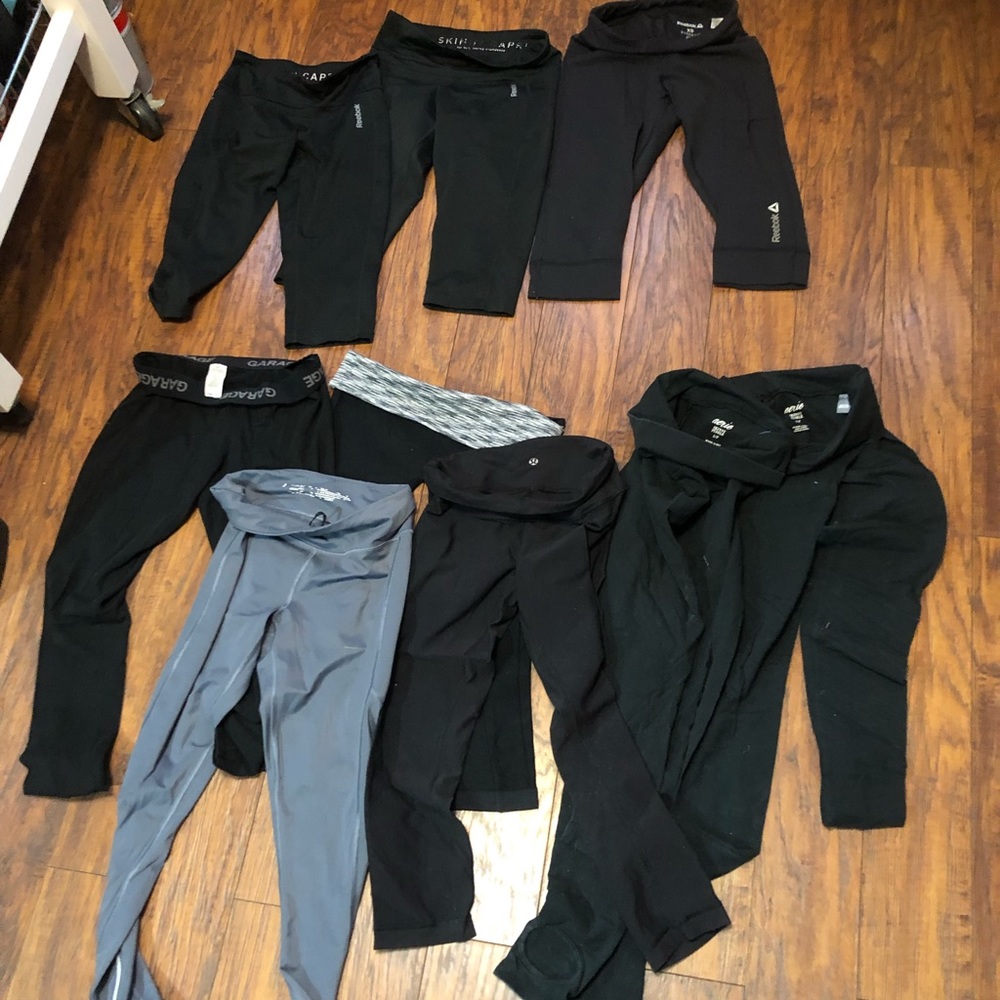 SOLD —- 9 pairs of S/XS leggings!